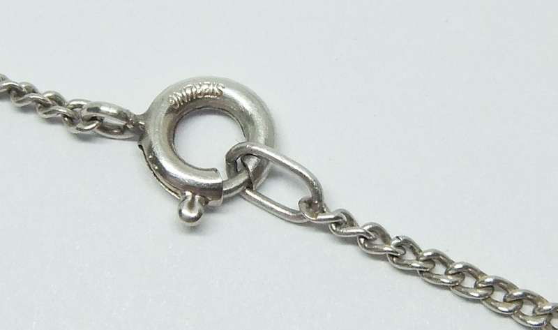 A GOOD QUALITY STERLING SILVER NECKLACE WITH AN ABSOLUTELY UNIQUE ONE OF A KIND PENDANT