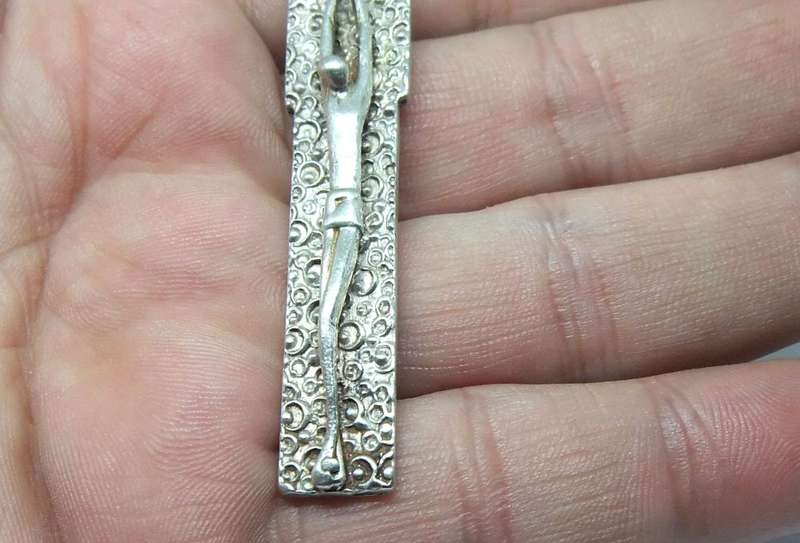 RARE FIND !! AN INTERESTING VINTAGE ARTISTIC INSPIRED UNIQUE STERLING SILVER CRUCIFIX PENDANT !! WOW