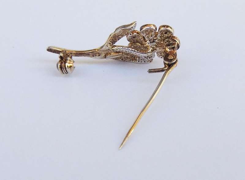 A STUNNING VINTAGE FLOWER BROOCH WITH TWO TONED METAL AND SPARKLY STONES - UNKNOWN METAL AND STONES
