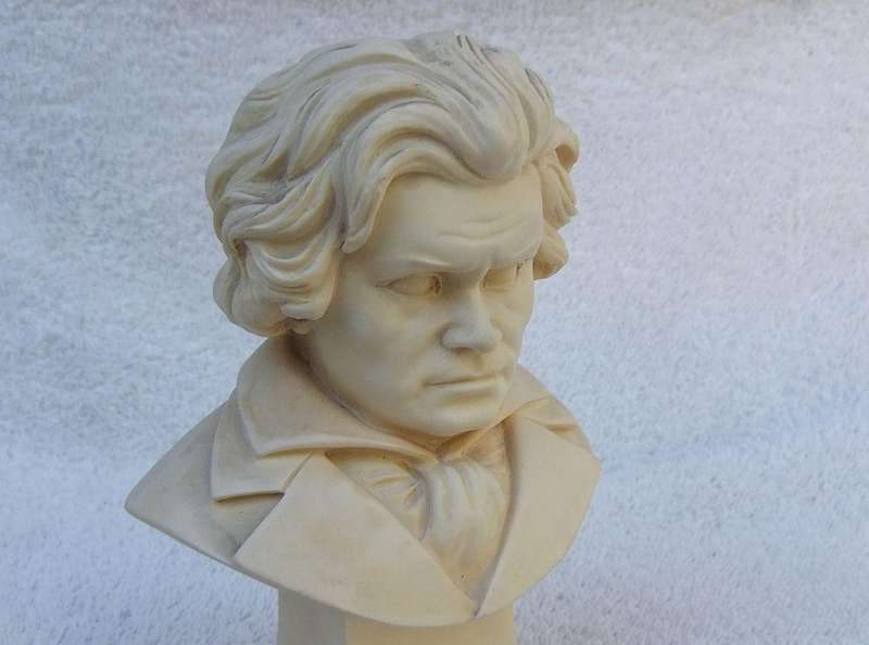 A VINTAGE ITALIAN MADE RESIN BUST OF BEETHOVEN BY G RUGERRI