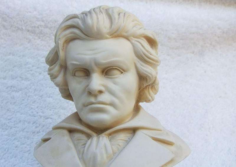 A VINTAGE ITALIAN MADE RESIN BUST OF BEETHOVEN BY G RUGERRI