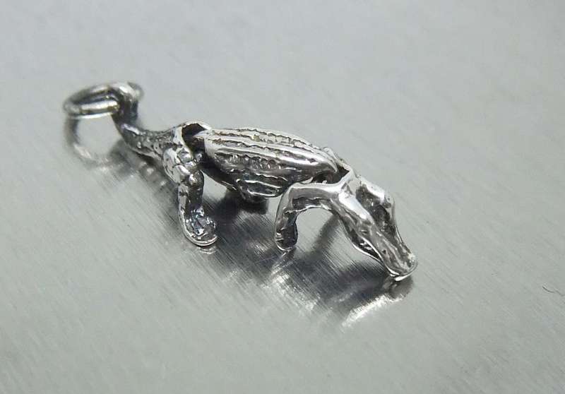 A VINTAGE ARTICULATED SOLID STERLING SILVER CROCODILE CHARM - HEAD POPS UP WHEN YOU PRESS HIS BACK
