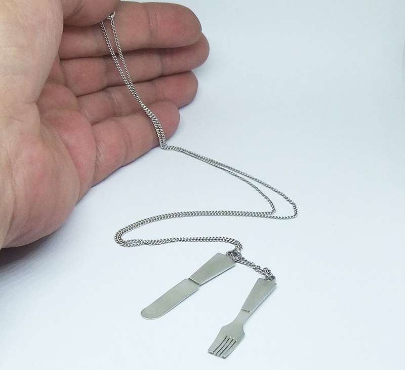 A GOOD QUALITY STERLING SILVER NECKLACE WITH AN ABSOLUTELY UNIQUE ONE OF A KIND PENDANT