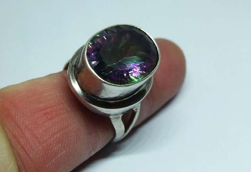 AN EXQUISITE SOLID STERLING SILVER RING SET WITH A MULTI COLOURED AND FACETED INSET !! MUST HAVE !!