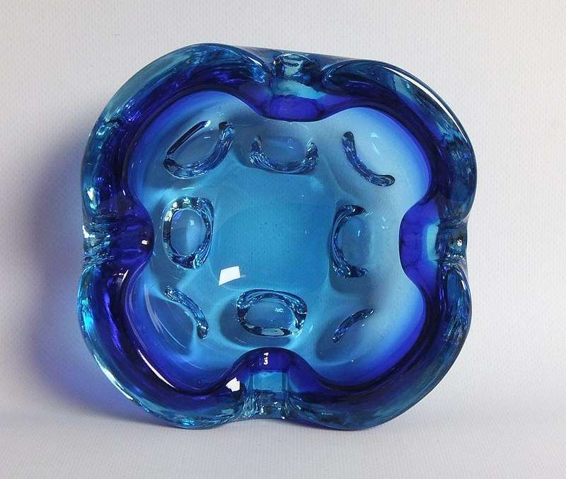 WOW !! A STUNNING VINTAGE TWO TONE BLUE 1950`S MURANO GLASS ASHTRAY IN EXCELLENT CONDITION !!