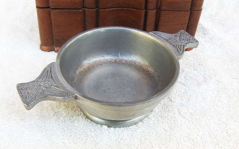 A VINTAGE PEWTER QUAICH WITH CELTIC PATTERN HANDLES MADE IN SCOTLAND BY THE QUAICH COMPANY