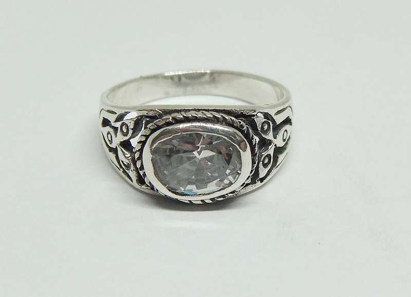 WOW !! A FABULOUS SOLID STERLING SILVER RING WITH COOL DESIGN AND FACETED CZ STONE !!