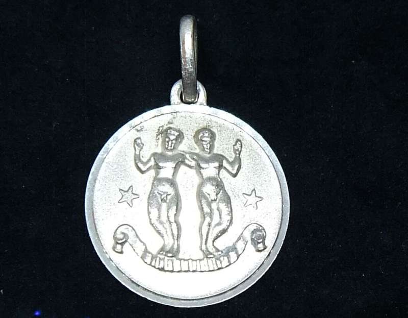 A VINTAGE SOLID STERLING SILVER "" GEMINI "" STAR SIGN PENDANT - ZODIAC 25