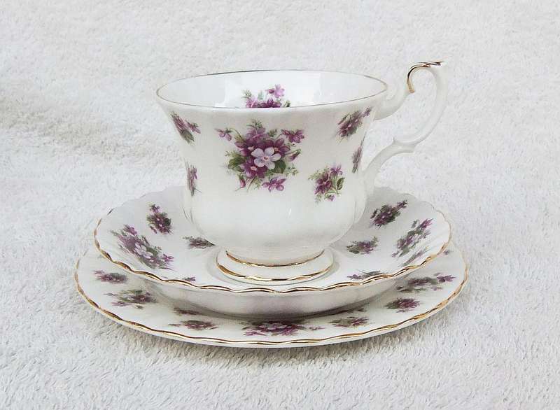 A BEAUTIFUL VINTAGE PORCELAIN TRIO BY ROYAL ALBERT IN THE SWEET VIOLETS PATTERN