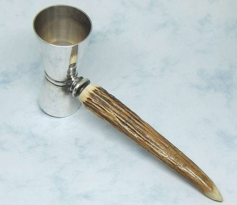 A VINTAGE SILVER PLATE SINGLE/DOUBLE TOT MEASURE WITH GENUINE STAG ANTLER HANDLE MADE IN ENGLAND