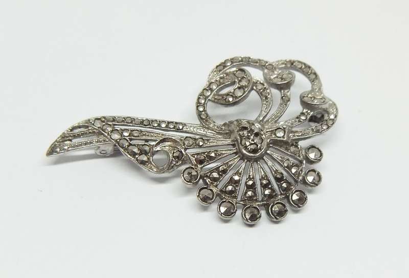WOW !! A GORGEOUS VINTAGE ART DECO STYLE SOLID SILVER BROOCH SET WITH MARCASITE !!