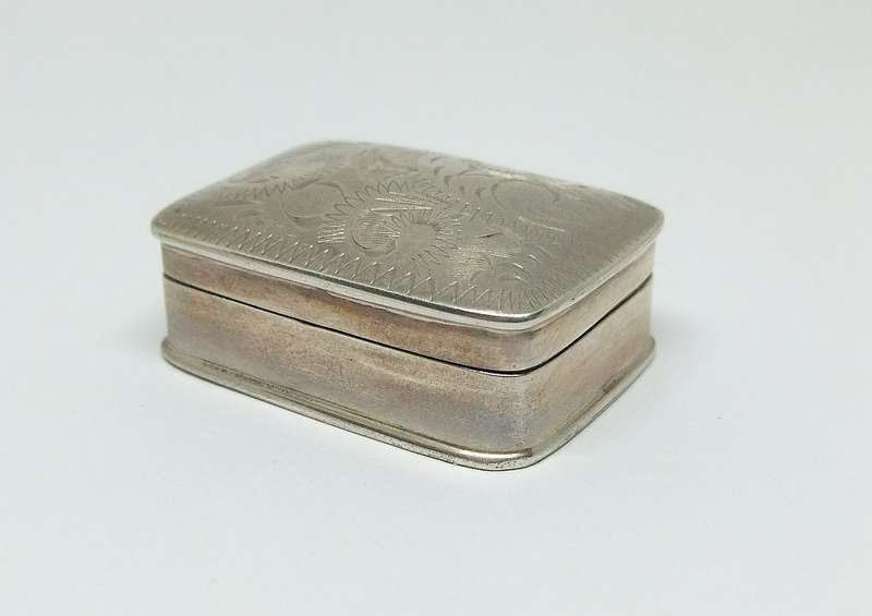 WHAT A FIND !! A CHARMING VINTAGE SOLID STERLING SILVER HINGED PILL BOX IN EXCELLENT CONDITION !!