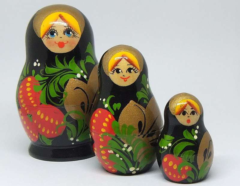 A VINTAGE HAND PAINTED SET OF 3 NESTING DOLLS !!
