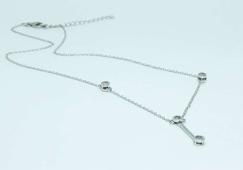 WOW !! AN ELEGANT STERLING SILVER NECKLACE SET WITH FACETED CZ STONES AND A 5 CM EXTENDER CHAIN !!