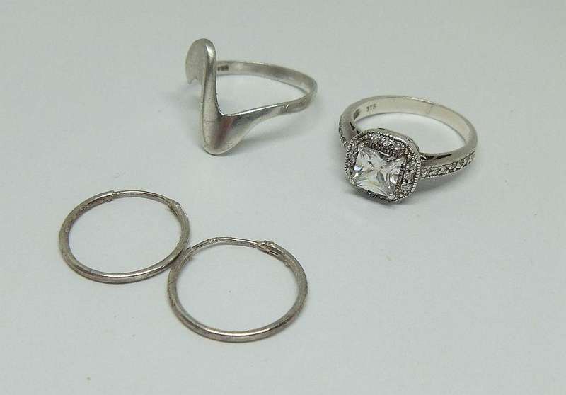 TRIPLE DEAL !! TWO STERLING SILVER RINGS PLUS A PAIR OF STERLING SILVER SLEEPER EARRINGS !! NICE LOT