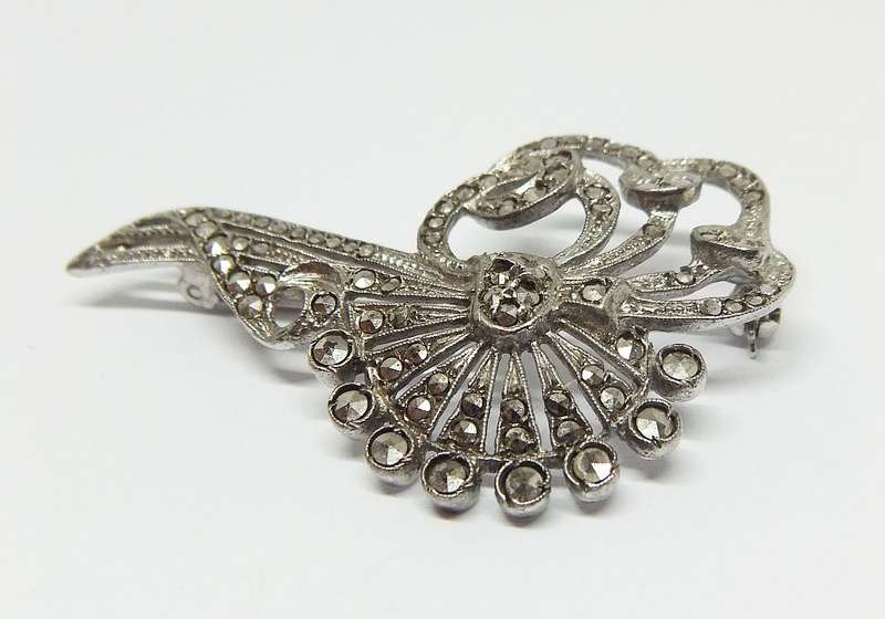WOW !! A GORGEOUS VINTAGE ART DECO STYLE SOLID SILVER BROOCH SET WITH MARCASITE !!