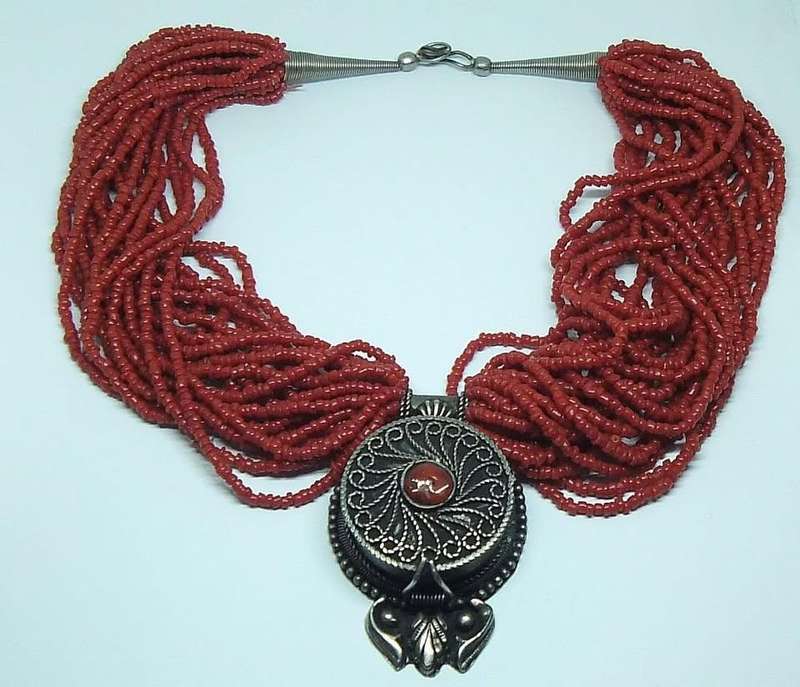 AN AMAZING HIGHLY DETAILED VINTAGE CORAL COLOURED GLASS BEAD NECKLACE WITH PILL LOCKER PENDANT