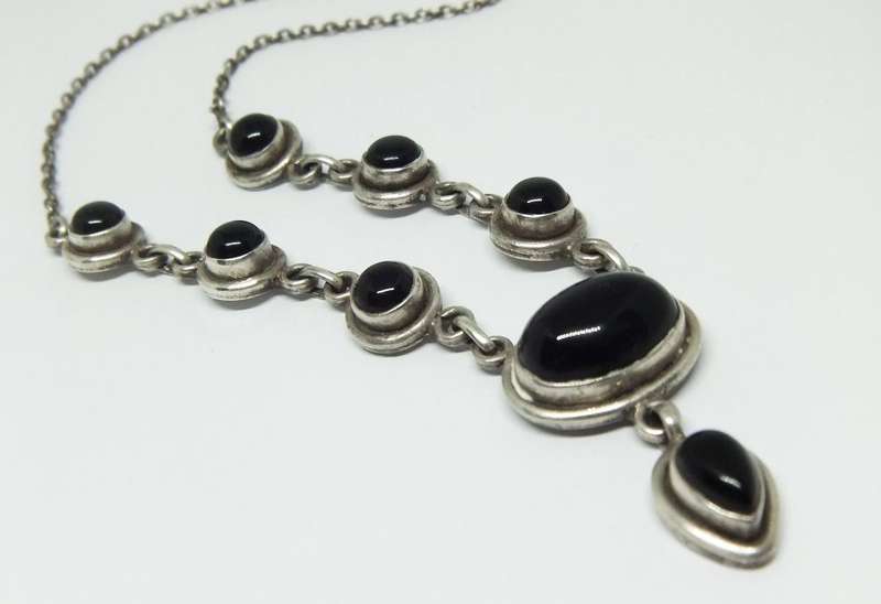 AN EXQUISITE STERLING SILVER NECKLACE SET WITH CABOCHON BLACK ONYX STONES IN EXCELLENT CONDITION