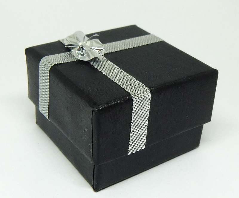 AN AMAZING SOLID STERLING SILVER RING SET WITH A BLUE CABOCHON STONE PLUS FREE GIFT BOX