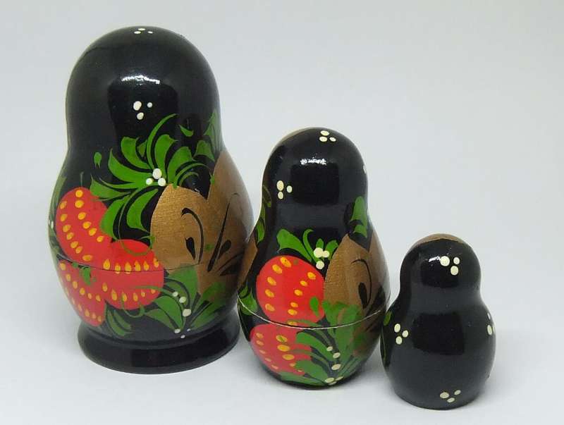 A VINTAGE HAND PAINTED SET OF 3 NESTING DOLLS !!