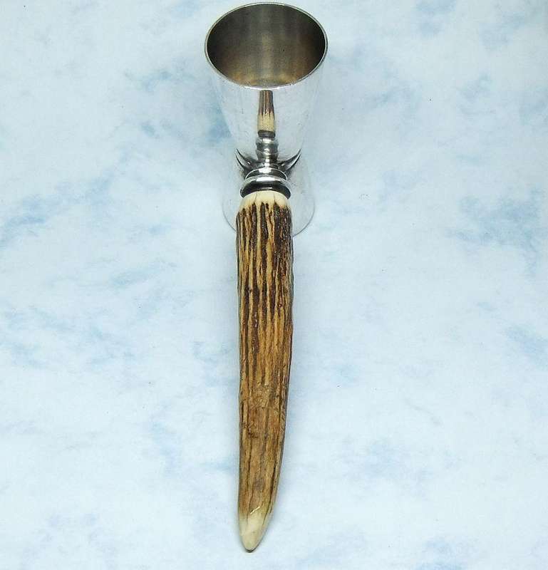 A VINTAGE SILVER PLATE SINGLE/DOUBLE TOT MEASURE WITH GENUINE STAG ANTLER HANDLE MADE IN ENGLAND