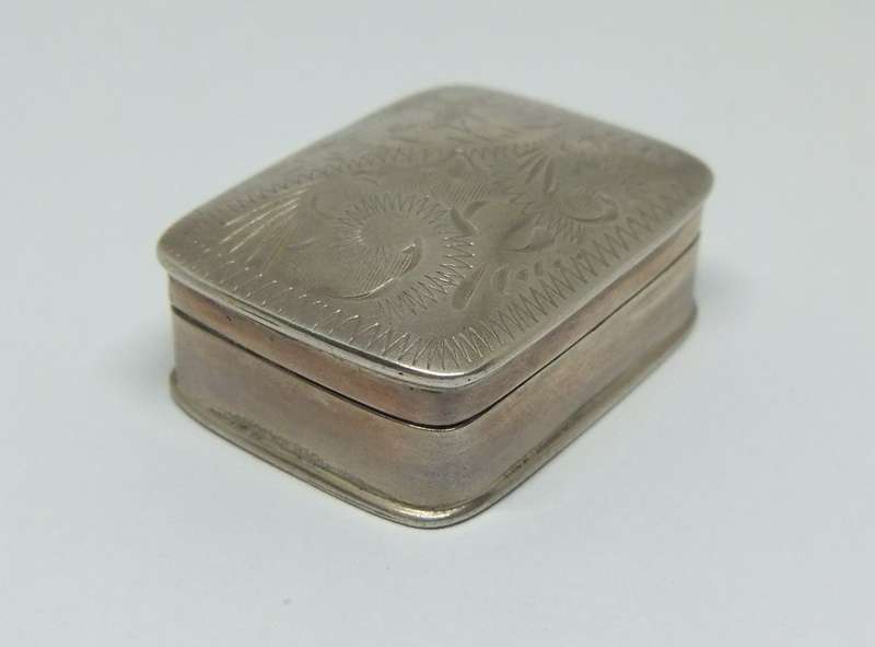 WHAT A FIND !! A CHARMING VINTAGE SOLID STERLING SILVER HINGED PILL BOX IN EXCELLENT CONDITION !!