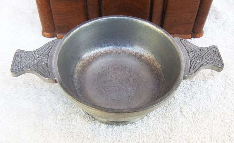 A VINTAGE PEWTER QUAICH WITH CELTIC PATTERN HANDLES MADE IN SCOTLAND BY THE QUAICH COMPANY