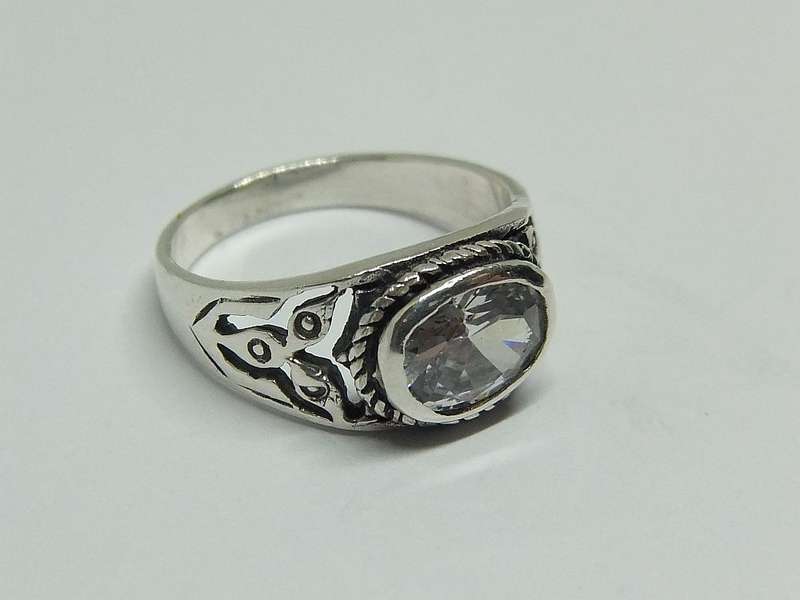 WOW !! A FABULOUS SOLID STERLING SILVER RING WITH COOL DESIGN AND FACETED CZ STONE !!