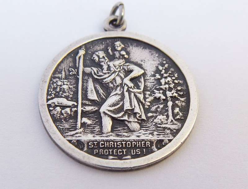 A HIGHLY DETAILED VINTAGE SOLID STERLING SILVER ST CHRISTOPHER PENDANT IN EXCELLENT CONDITION !!