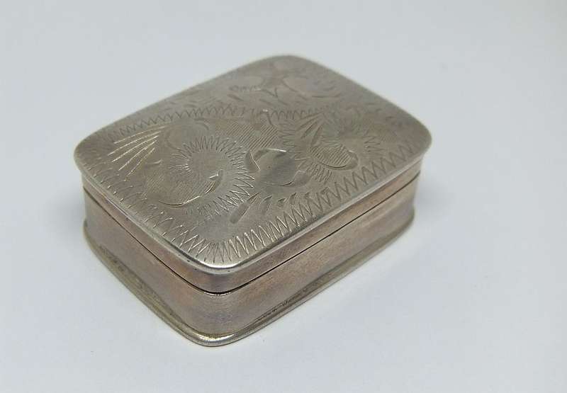 WHAT A FIND !! A CHARMING VINTAGE SOLID STERLING SILVER HINGED PILL BOX IN EXCELLENT CONDITION !!