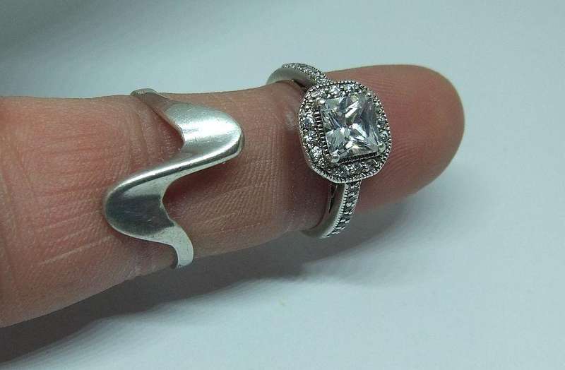 TRIPLE DEAL !! TWO STERLING SILVER RINGS PLUS A PAIR OF STERLING SILVER SLEEPER EARRINGS !! NICE LOT