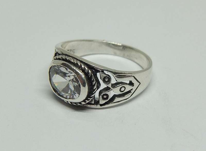 WOW !! A FABULOUS SOLID STERLING SILVER RING WITH COOL DESIGN AND FACETED CZ STONE !!