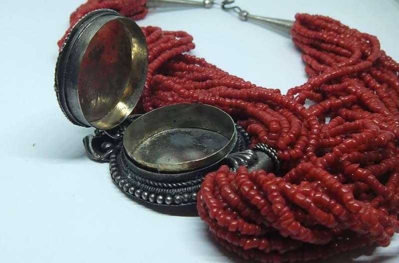 AN AMAZING HIGHLY DETAILED VINTAGE CORAL COLOURED GLASS BEAD NECKLACE WITH PILL LOCKER PENDANT