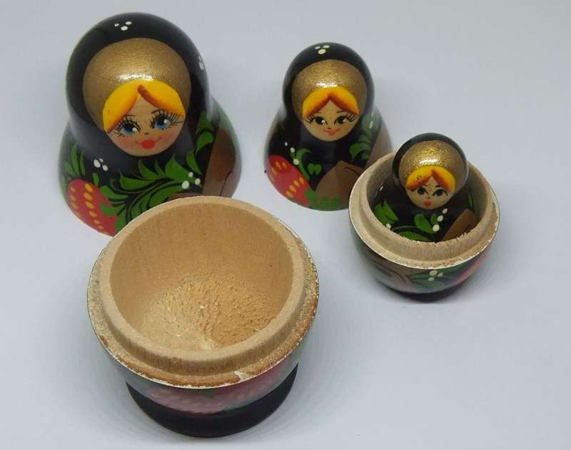 A VINTAGE HAND PAINTED SET OF 3 NESTING DOLLS !!
