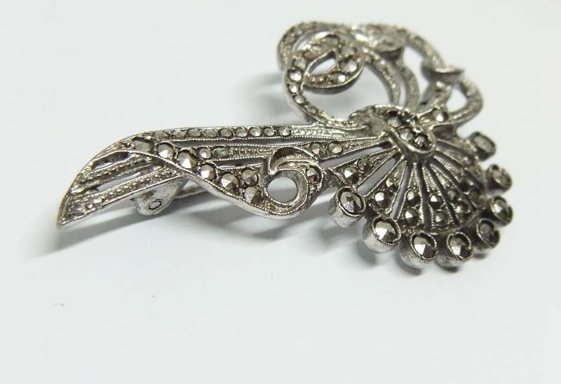 WOW !! A GORGEOUS VINTAGE ART DECO STYLE SOLID SILVER BROOCH SET WITH MARCASITE !!