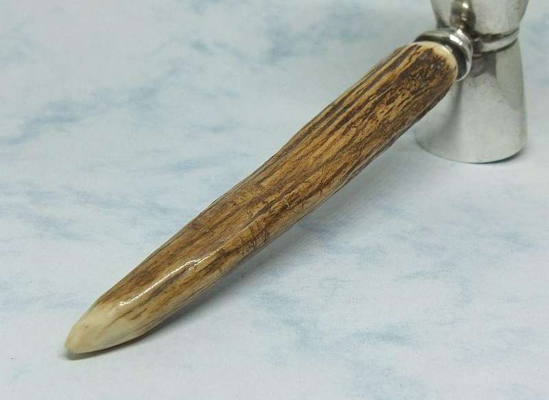 A VINTAGE SILVER PLATE SINGLE/DOUBLE TOT MEASURE WITH GENUINE STAG ANTLER HANDLE MADE IN ENGLAND
