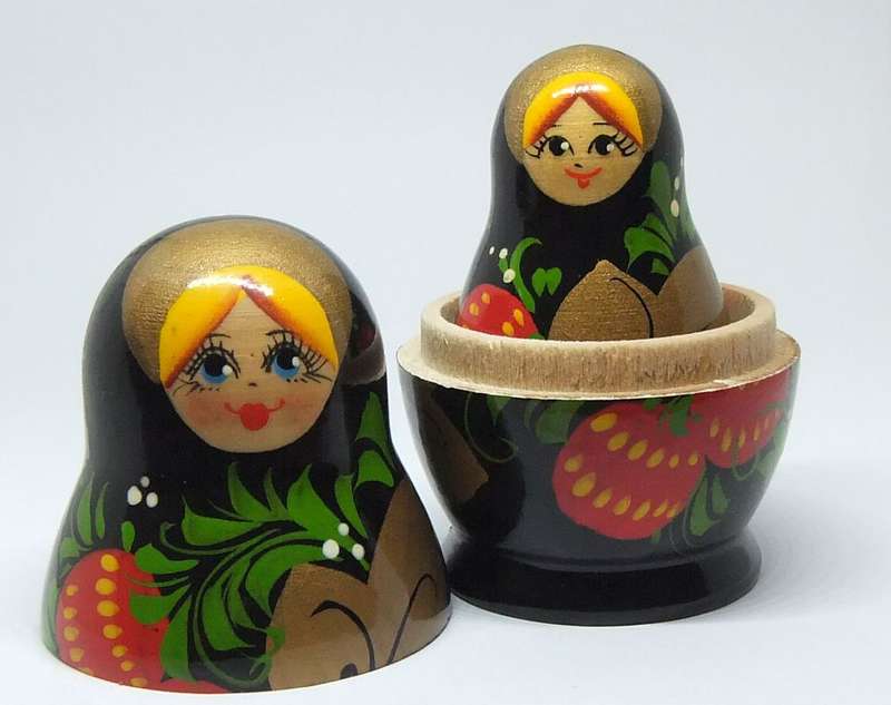 A VINTAGE HAND PAINTED SET OF 3 NESTING DOLLS !!