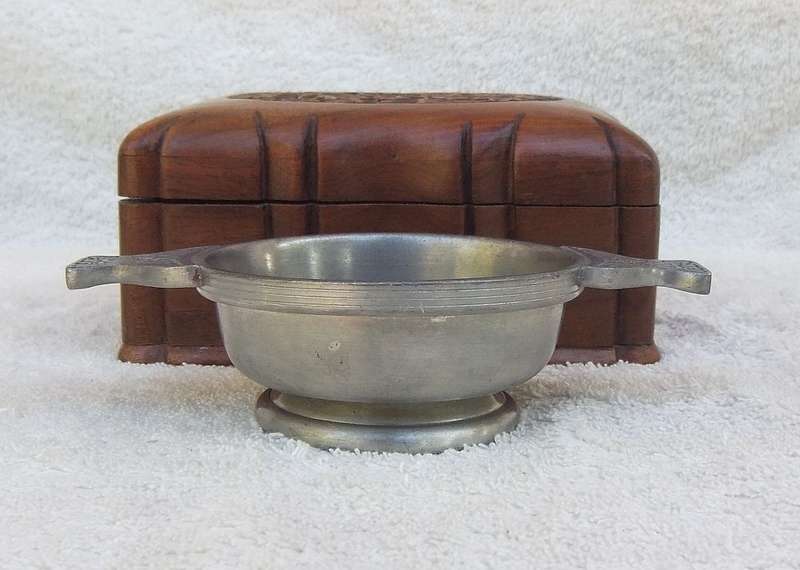 A VINTAGE PEWTER QUAICH WITH CELTIC PATTERN HANDLES MADE IN SCOTLAND BY THE QUAICH COMPANY