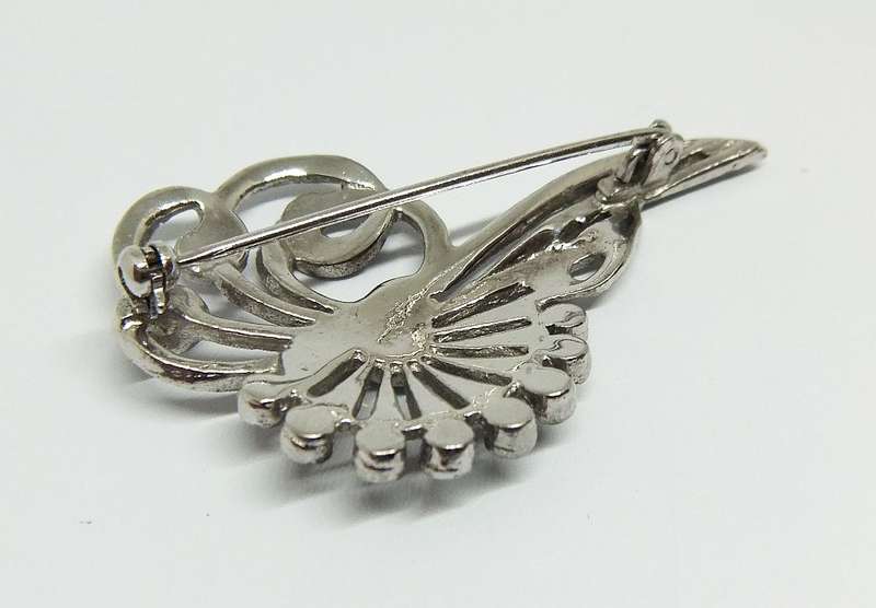WOW !! A GORGEOUS VINTAGE ART DECO STYLE SOLID SILVER BROOCH SET WITH MARCASITE !!
