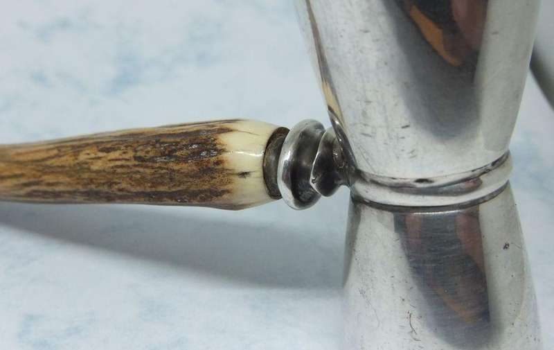 A VINTAGE SILVER PLATE SINGLE/DOUBLE TOT MEASURE WITH GENUINE STAG ANTLER HANDLE MADE IN ENGLAND