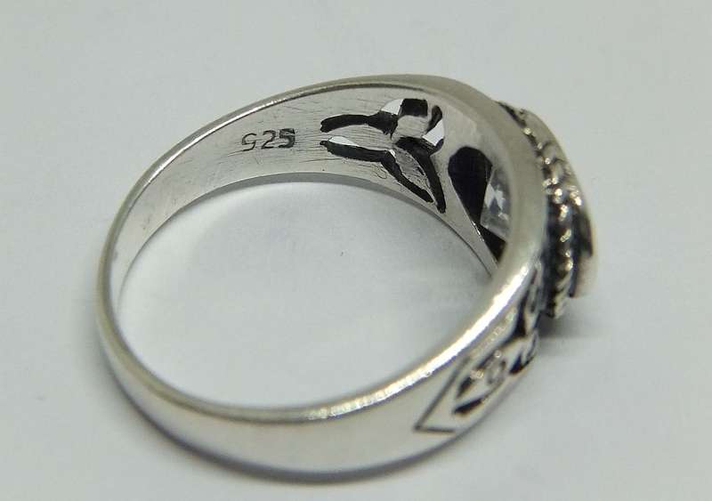 WOW !! A FABULOUS SOLID STERLING SILVER RING WITH COOL DESIGN AND FACETED CZ STONE !!