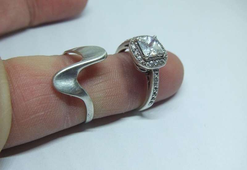 TRIPLE DEAL !! TWO STERLING SILVER RINGS PLUS A PAIR OF STERLING SILVER SLEEPER EARRINGS !! NICE LOT