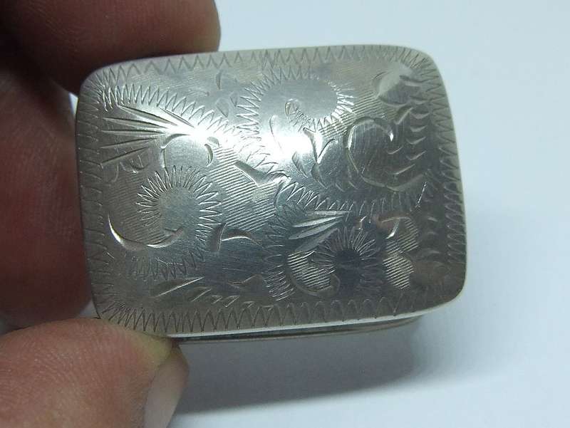 WHAT A FIND !! A CHARMING VINTAGE SOLID STERLING SILVER HINGED PILL BOX IN EXCELLENT CONDITION !!