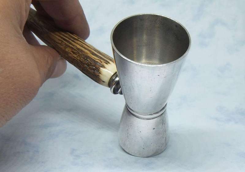 A VINTAGE SILVER PLATE SINGLE/DOUBLE TOT MEASURE WITH GENUINE STAG ANTLER HANDLE MADE IN ENGLAND