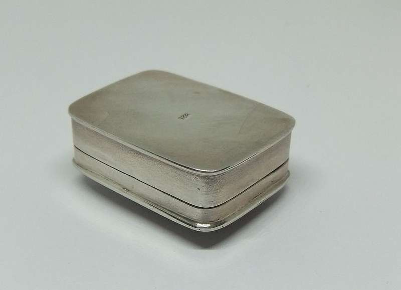 WHAT A FIND !! A CHARMING VINTAGE SOLID STERLING SILVER HINGED PILL BOX IN EXCELLENT CONDITION !!
