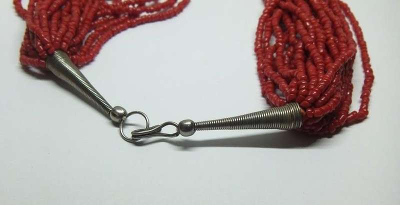 AN AMAZING HIGHLY DETAILED VINTAGE CORAL COLOURED GLASS BEAD NECKLACE WITH PILL LOCKER PENDANT
