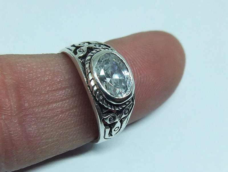 WOW !! A FABULOUS SOLID STERLING SILVER RING WITH COOL DESIGN AND FACETED CZ STONE !!