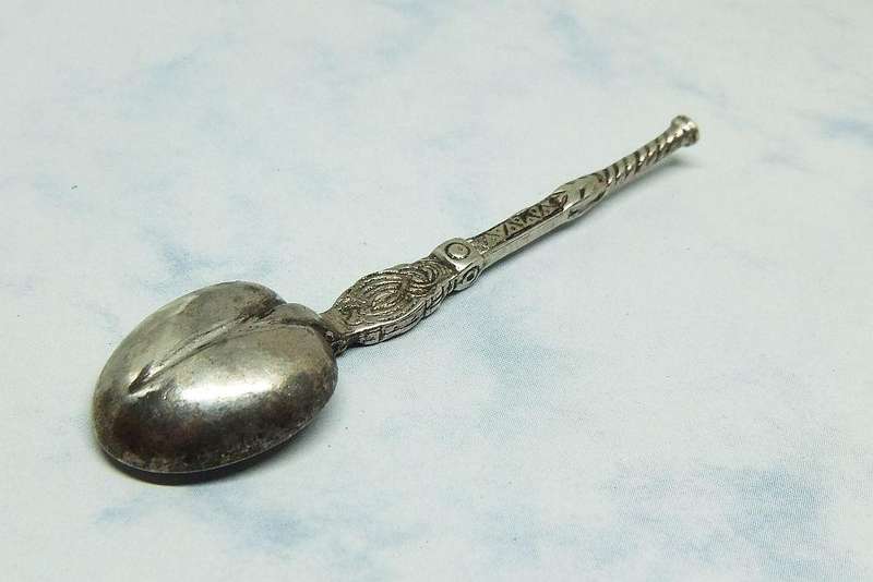A HALLMARKED STERLING SILVER ANTIQUE SALT SPOON BY CORNELIUS SAUNDERS & FRANCIS SHEPHERD DATED 1901