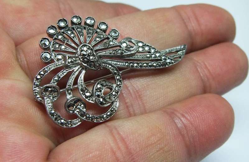 WOW !! A GORGEOUS VINTAGE ART DECO STYLE SOLID SILVER BROOCH SET WITH MARCASITE !!