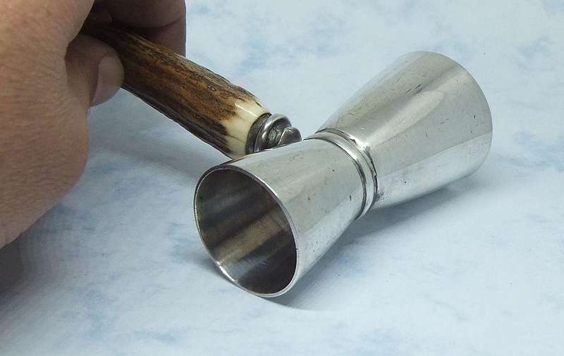 A VINTAGE SILVER PLATE SINGLE/DOUBLE TOT MEASURE WITH GENUINE STAG ANTLER HANDLE MADE IN ENGLAND